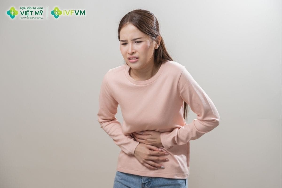 Đau dữ dội, bụng chướng nhanh, khó thở hoặc ra máu nhiều khi làm IVF cần được cấp cứu kịp thời