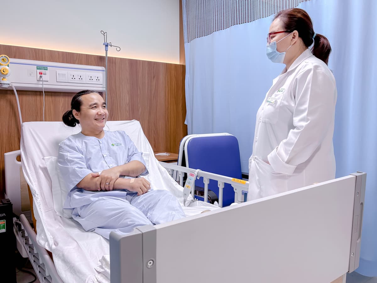 Anh Nguyá»
n Hoà i B. (41 tuá»i, HCM) ÄÆ°á»£c theo dõi và chÄm sóc tại Bá»nh viá»n Äa khoa Viá»t Mỹ..jpg