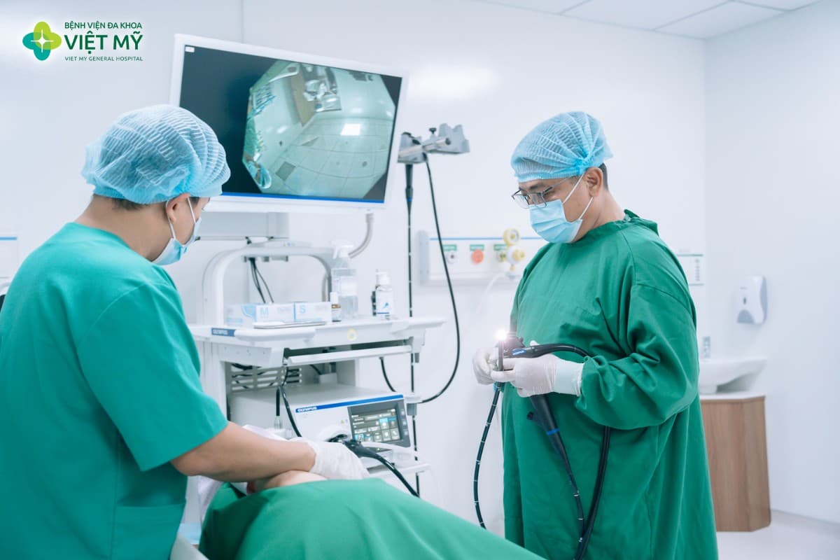 bác sĩ thực hiện nội soi dạ dày