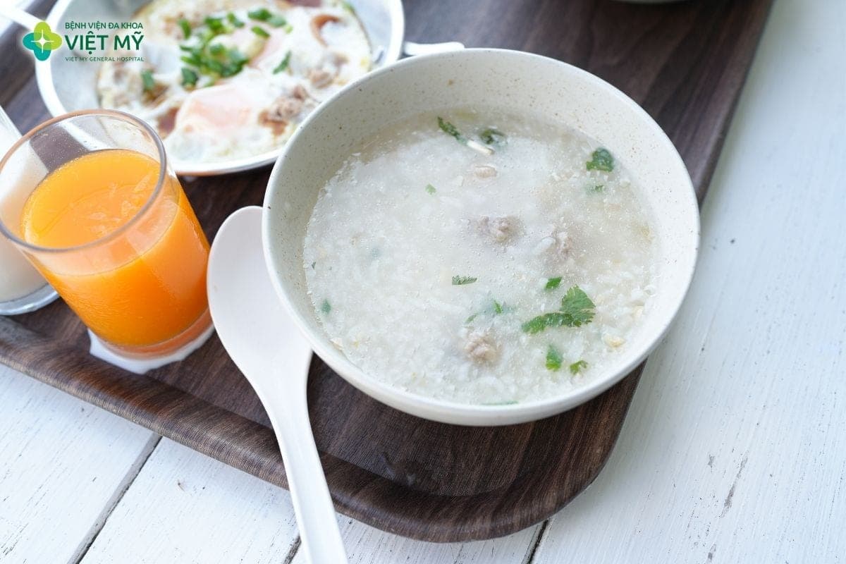 Sau nội soi, người bệnh nên nghỉ ngơi, ăn nhẹ và theo dõi các dấu hiệu bất thường theo hướng dẫn của bác sĩ