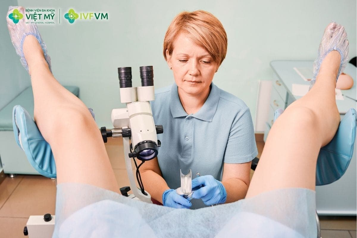 Điều trị ngoại khoa được cân nhắc khi lộ tuyến rộng, triệu chứng kéo dài hoặc không đáp ứng điều trị nội khoa