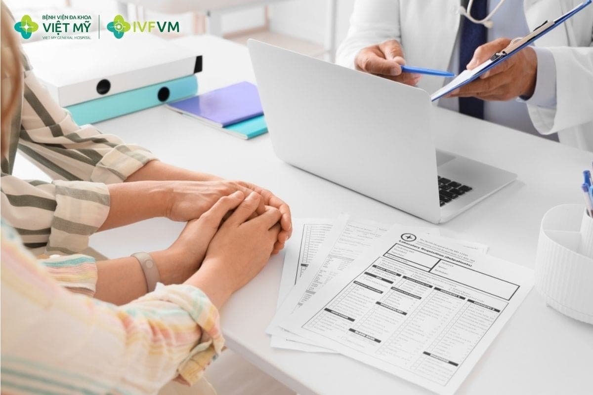 Phụ nữ 42 tuổi làm IVF có thể gặp nhiều thách thức về dự trữ buồng trứng, chất lượng noãn và nguy cơ thai kỳ