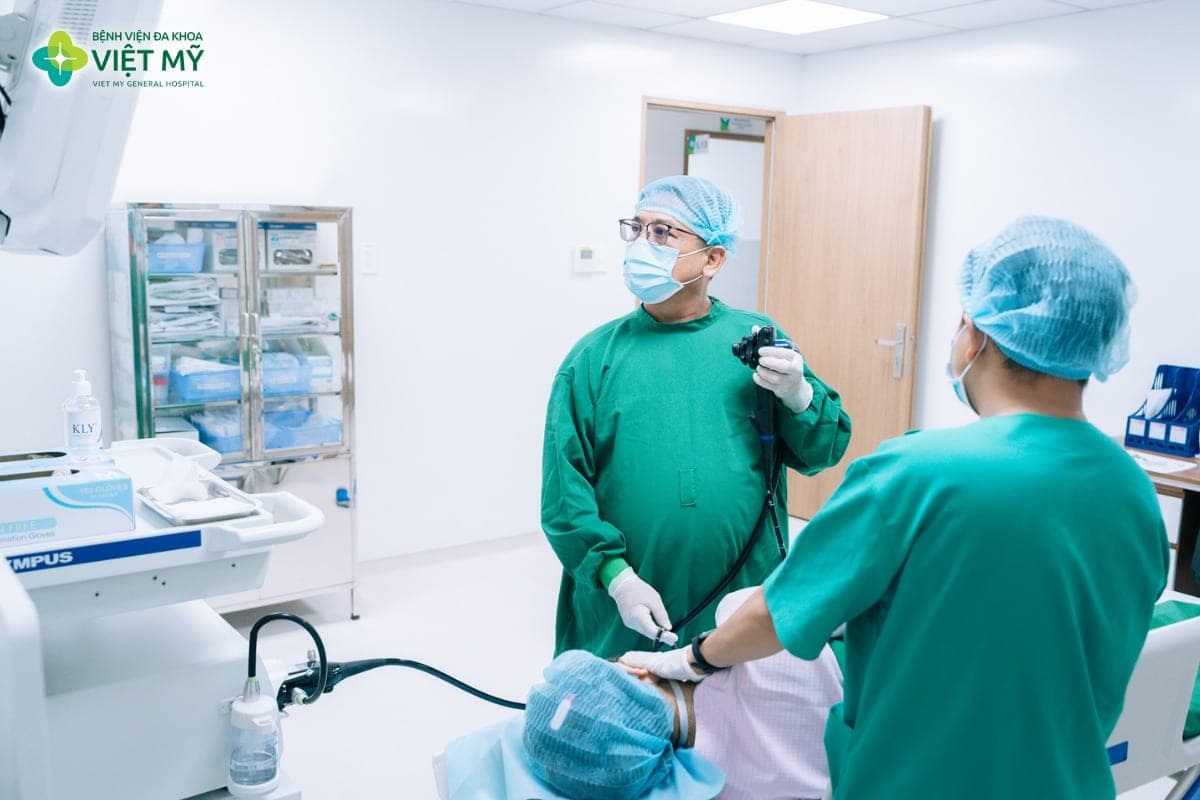Ê-kíp bác sĩ phối hợp thực hiện và hỗ trợ người bệnh trong quá trình nội soi dạ dày