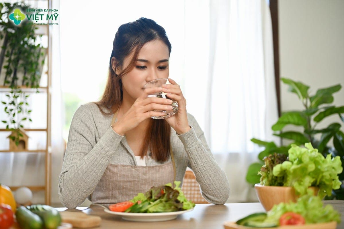 Người bệnh chỉ nên ăn uống trở lại khi hết tê họng, nuốt bình thường và được nhân viên y tế hướng dẫn