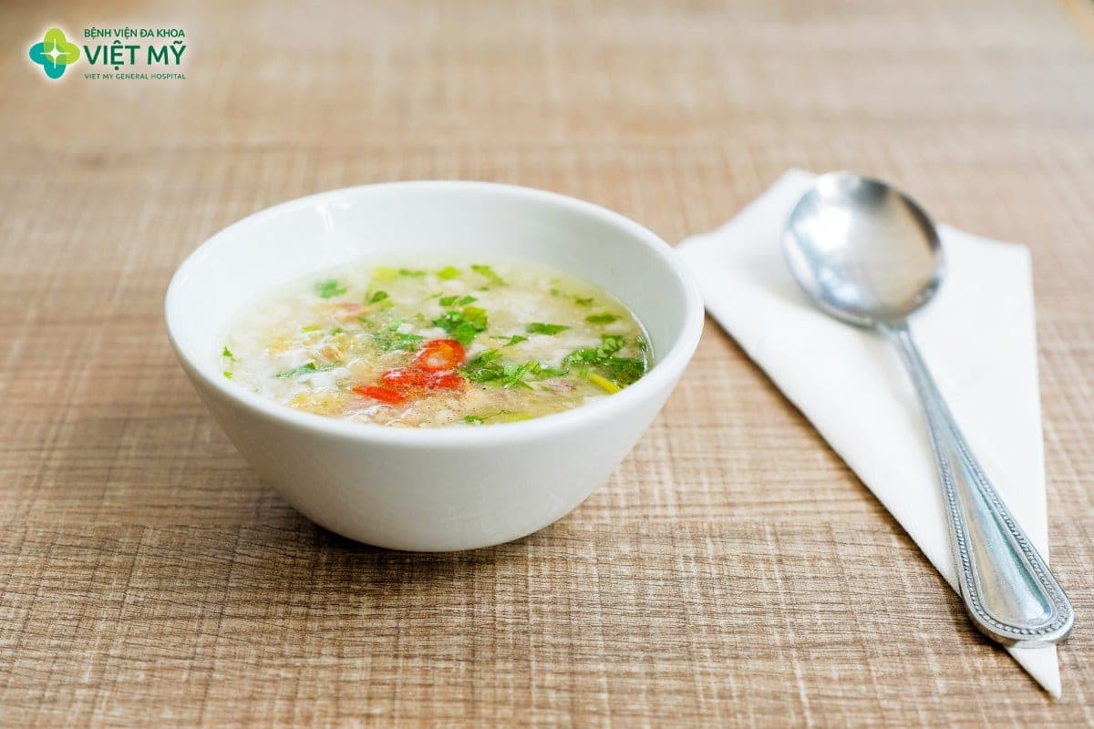 Cháo mềm là gợi ý cho bữa ăn nhẹ sau nội soi dạ dày, khi người bệnh đã được phép ăn uống trở lại