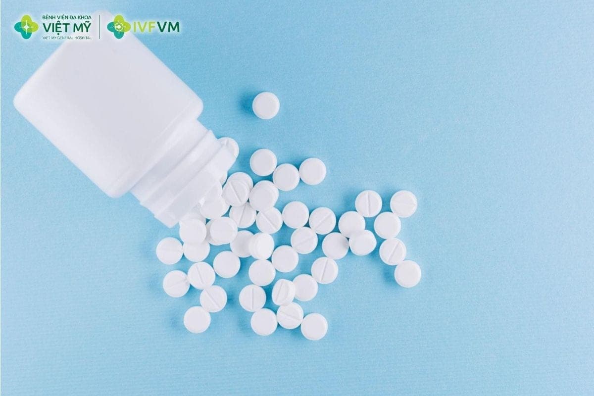 Clomiphene citrate là thuốc kích trứng dạng viên giúp kích thích tuyến yên tiết FSH và LH, hỗ trợ nang noãn phát triển và phóng noãn tự nhiên
