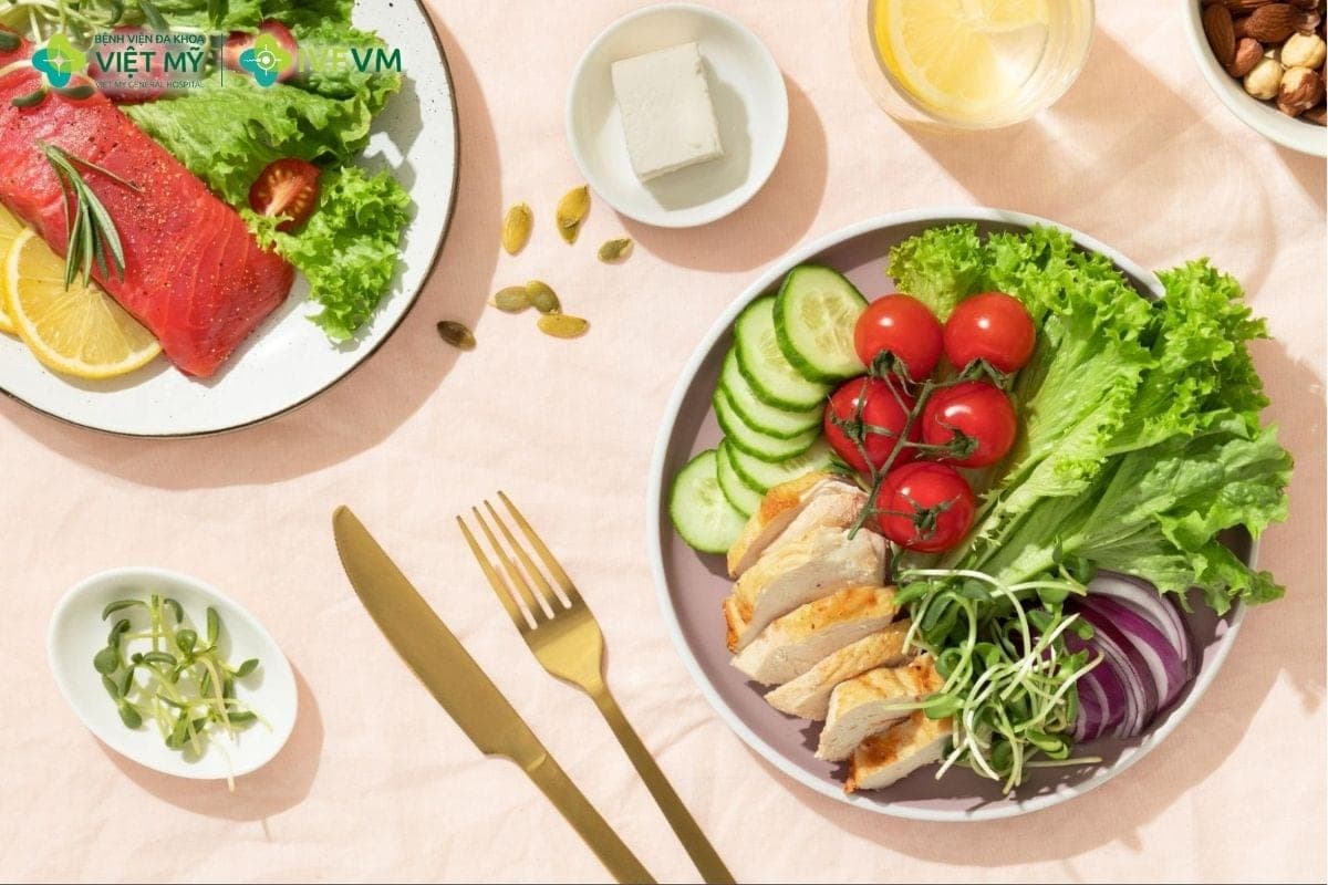 Người bệnh nên duy trì chế độ ăn đủ chất đạm, uống đủ nước theo nhu cầu và không tự ý bổ sung điện giải khi chưa có chỉ định