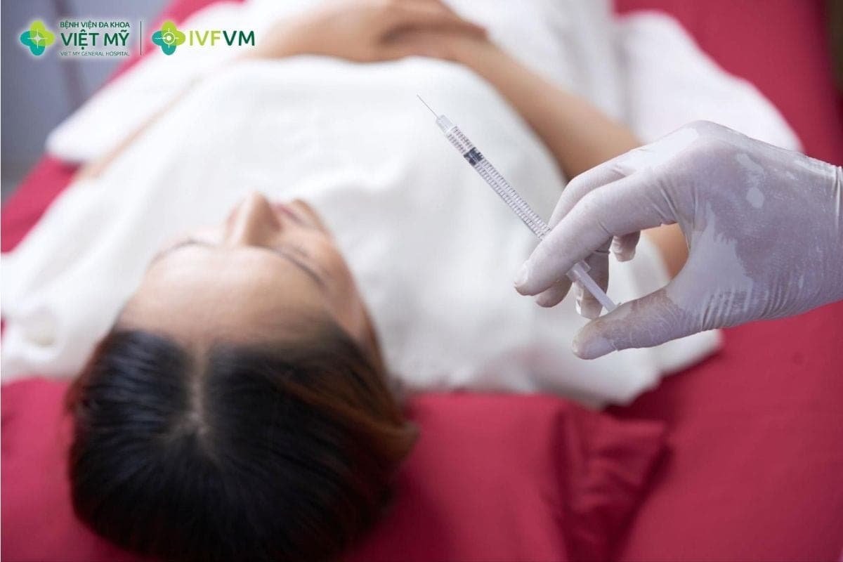 Người bệnh nên đến bệnh viện tiêm khi sợ kim tiêm, có tiền sử dị ứng hoặc cần thực hiện mũi kích rụng trứng