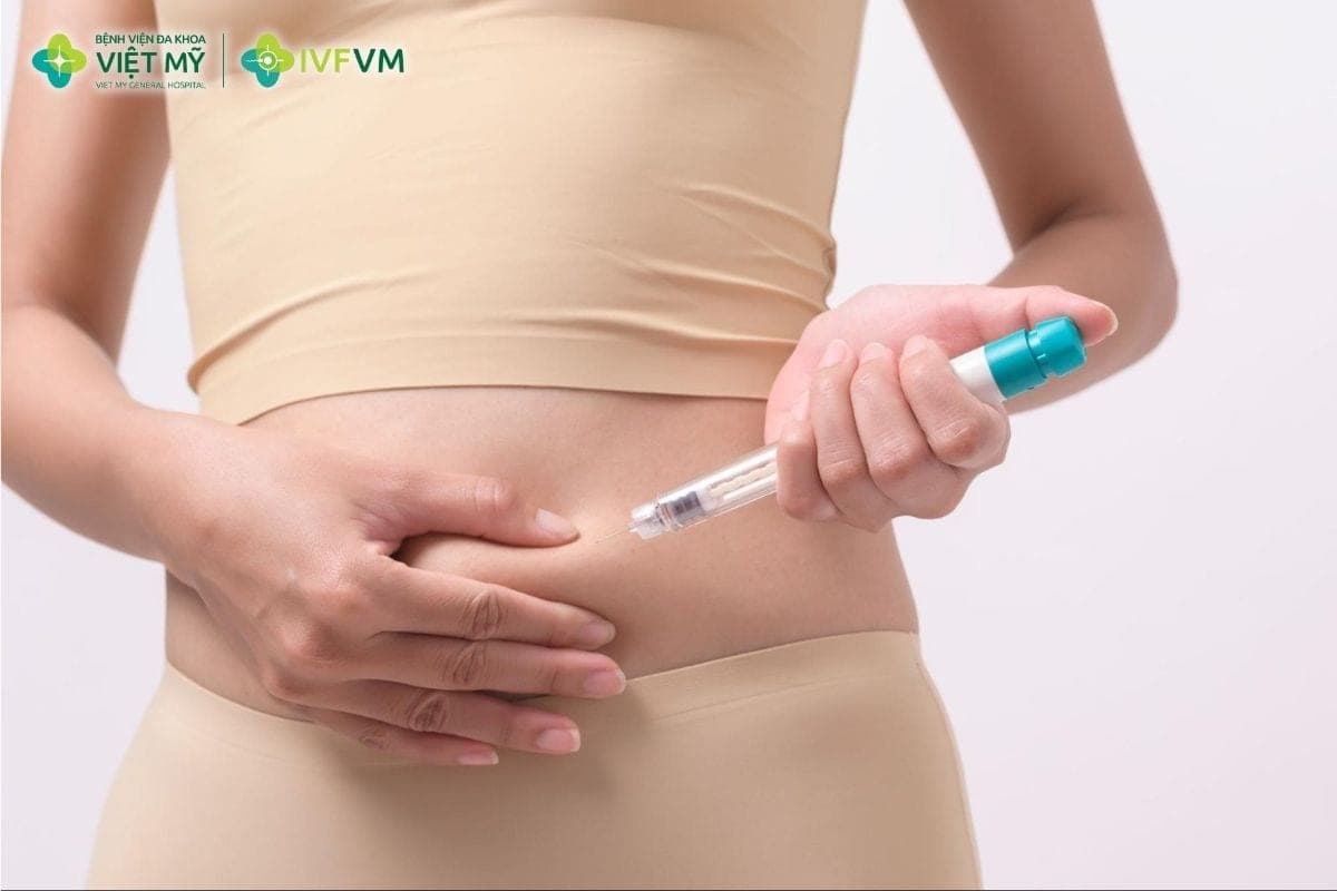Véo nhẹ nếp da bụng, đâm kim theo góc chỉ định và ấn nút tiêm từ từ đến khi hết liều thuốc