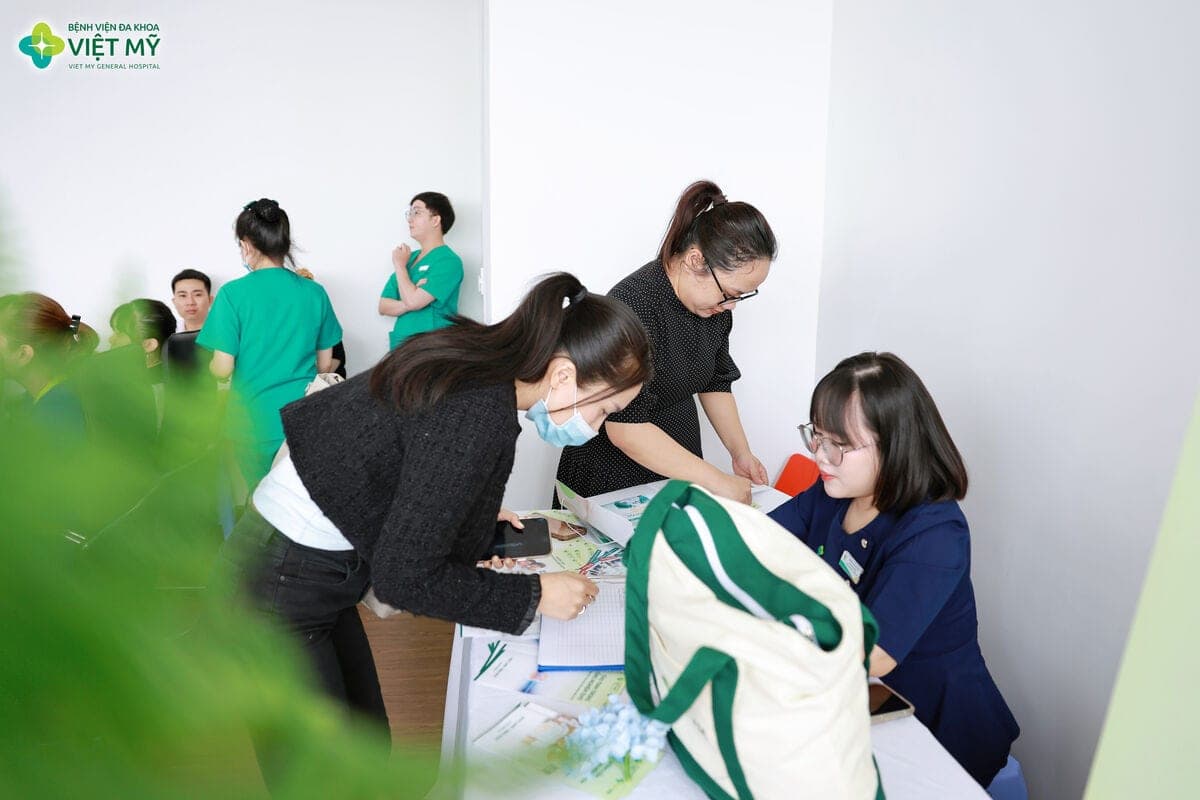 nhận quà tại workshop 31/10 ảnh 2